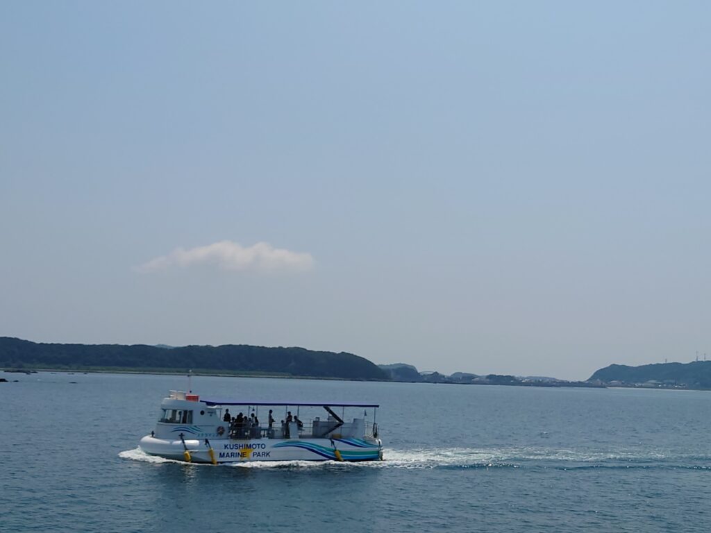 串本海中公園の半潜水型海中観光船ステラマリス